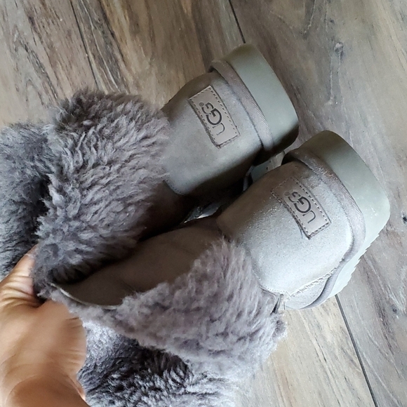 Ugg Women Bailey Button II Booties Sheepskin shoes sz 8 - Picture 5 of 16